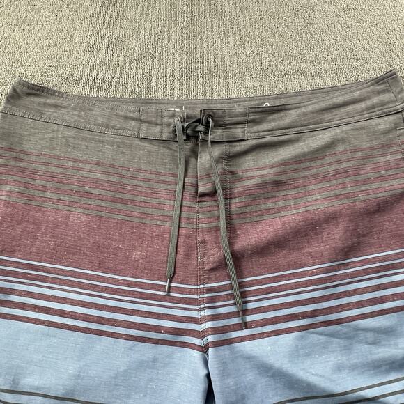 Travis Mathew Shorts Adult Size 42 Striped Boardshorts Active Casual Men's - Picture 5 of 14